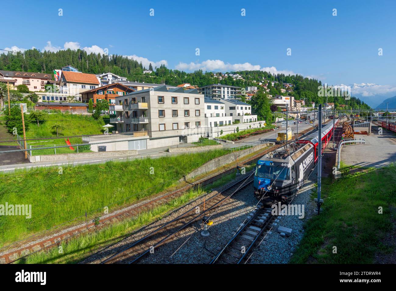 Thusis: Thusis railway station, local train of Rhaetian Railway (Rhätische Bahn) in Viamala, Graubünden, Grisons, Switzerland Stock Photo