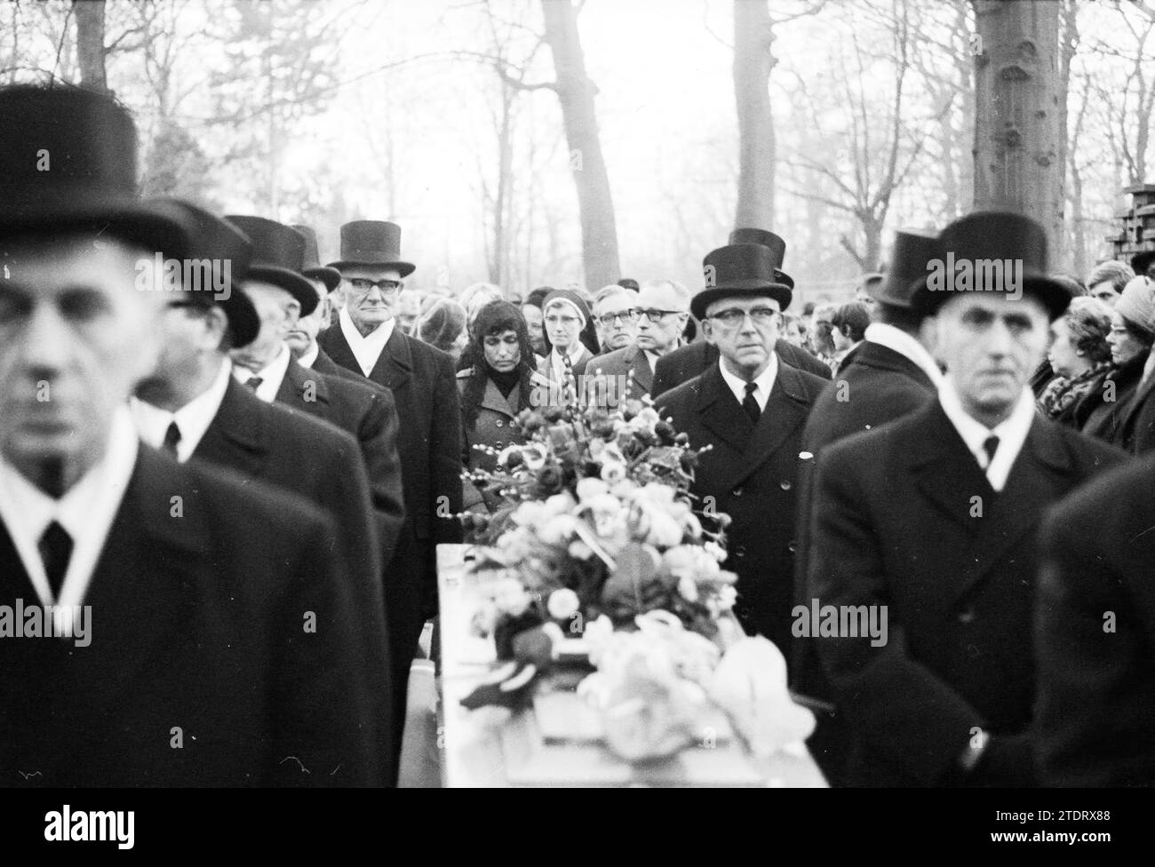 Funeral Godfried Bomans (born 02-03-1913, died 22-12-1971), Bloemendaal, Adelbert kerkhof, 24-12-1971, Whizgle News from the Past, Tailored for the Future. Explore historical narratives, Dutch The Netherlands agency image with a modern perspective, bridging the gap between yesterday's events and tomorrow's insights. A timeless journey shaping the stories that shape our future Stock Photo