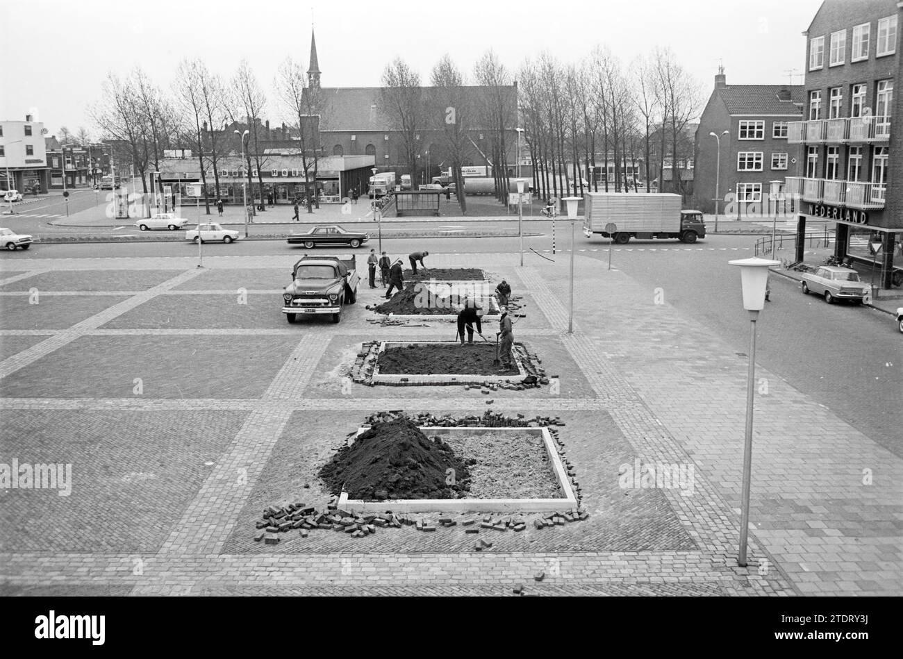 Construction of parking lot and public gardens opposite Albert Heijn., Whizgle News from the Past, Tailored for the Future. Explore historical narratives, Dutch The Netherlands agency image with a modern perspective, bridging the gap between yesterday's events and tomorrow's insights. A timeless journey shaping the stories that shape our future Stock Photo
