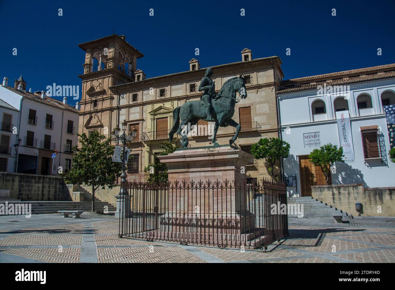 Plaza Mayor en Antequera con figura ecuestre frente al Museo Arqueológico de la ciudad. Antequera, Málaga, Andalucía, España. Stock Photo