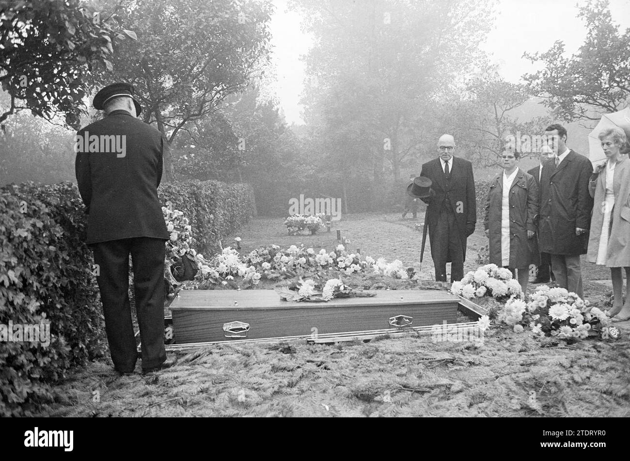Funeral, Whizgle News from the Past, Tailored for the Future. Explore historical narratives, Dutch The Netherlands agency image with a modern perspective, bridging the gap between yesterday's events and tomorrow's insights. A timeless journey shaping the stories that shape our future Stock Photo