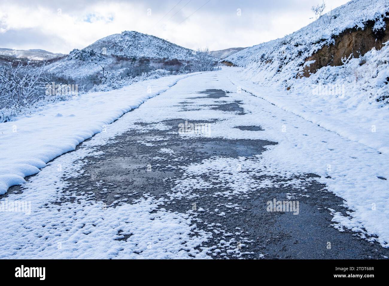 Slippery road snowfall hi-res stock photography and images - Alamy