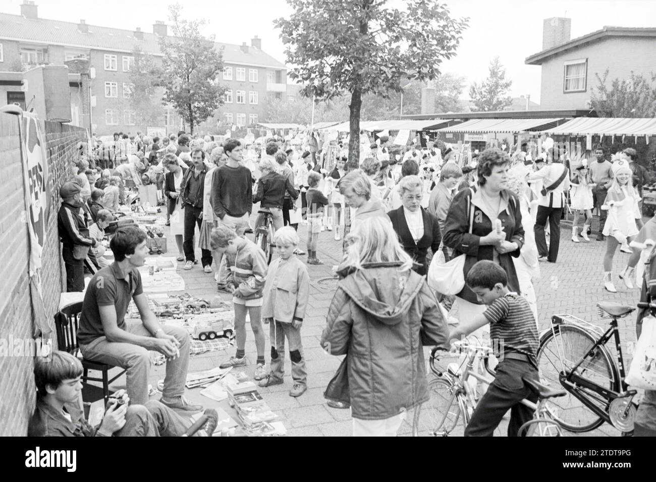 Leisure market, De Planete community center, IJmuiden, Market, IJmuiden, The Netherlands, 04-09-1982, Whizgle News from the Past, Tailored for the Future. Explore historical narratives, Dutch The Netherlands agency image with a modern perspective, bridging the gap between yesterday's events and tomorrow's insights. A timeless journey shaping the stories that shape our future Stock Photo