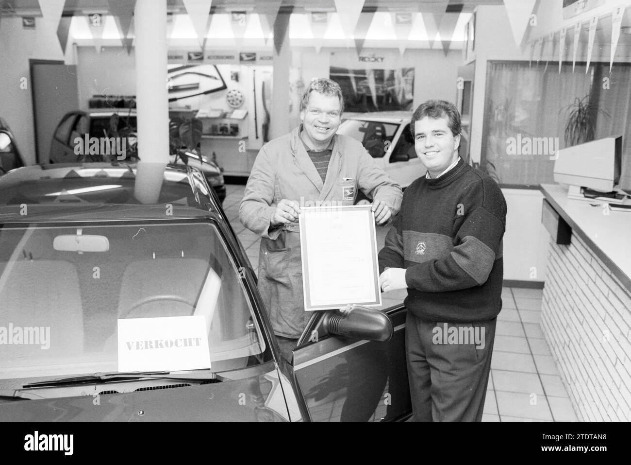 Daihatsu car dealer shows his certificate, 00-12-1989, Whizgle News from the Past, Tailored for the Future. Explore historical narratives, Dutch The Netherlands agency image with a modern perspective, bridging the gap between yesterday's events and tomorrow's insights. A timeless journey shaping the stories that shape our future Stock Photo