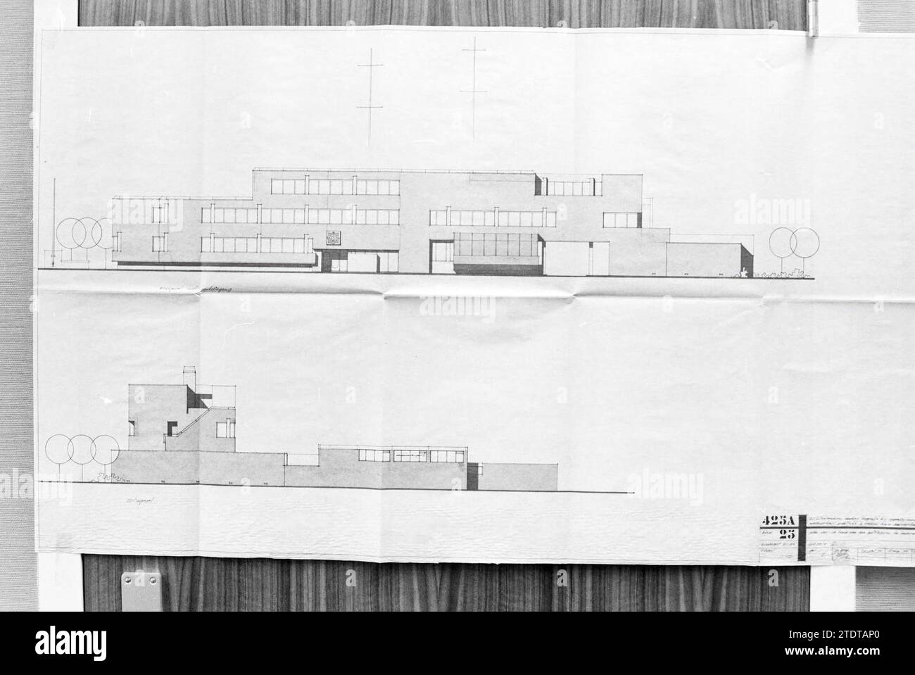 Design drawing of the exterior of the new Beverwijk police station, Beverwijk, The Netherlands, 10-01-1979, Whizgle News from the Past, Tailored for the Future. Explore historical narratives, Dutch The Netherlands agency image with a modern perspective, bridging the gap between yesterday's events and tomorrow's insights. A timeless journey shaping the stories that shape our future Stock Photo