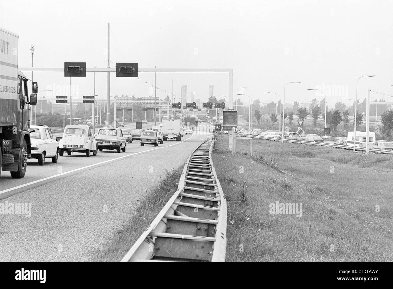 Busy Velsertunnel, Busy, Velsertunnel, 23-09-1977, Whizgle News from the Past, Tailored for the Future. Explore historical narratives, Dutch The Netherlands agency image with a modern perspective, bridging the gap between yesterday's events and tomorrow's insights. A timeless journey shaping the stories that shape our future Stock Photo