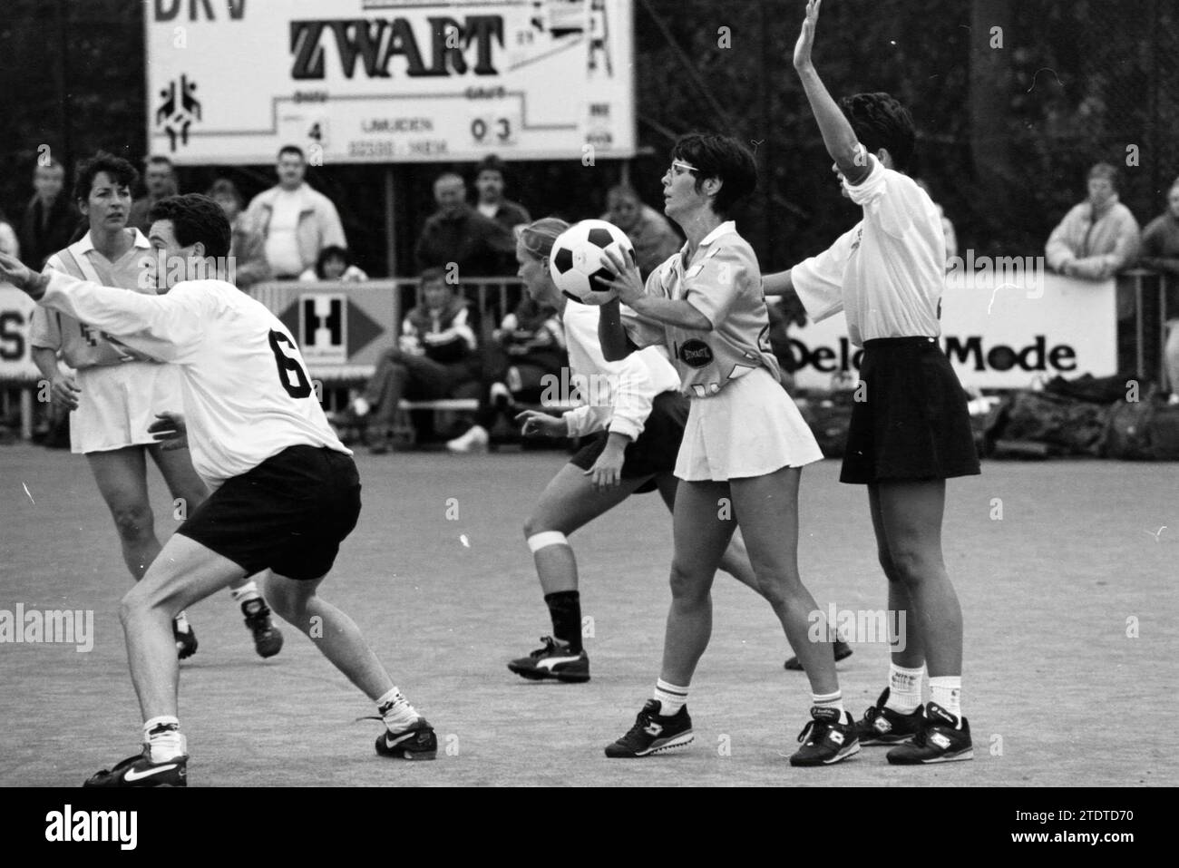 Korfball, DKV - De Overkanters, 08-10-1993, Whizgle News from the Past, Tailored for the Future. Explore historical narratives, Dutch The Netherlands agency image with a modern perspective, bridging the gap between yesterday's events and tomorrow's insights. A timeless journey shaping the stories that shape our future Stock Photo