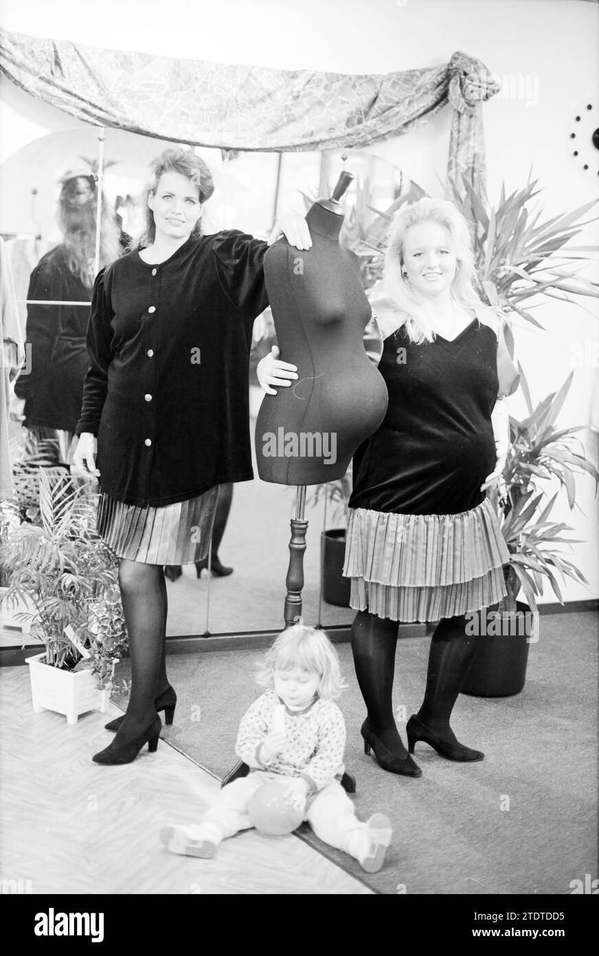 Maternity clothes Elsemine Beverwijk (portrait of two women with mannequin), Beverwijk, The
