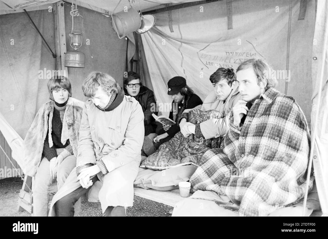 During Christmas, six young people from Haarlem hold a 48-hour hunger campaign in a kind of tent on the Dreef to draw attention to abuses in the world, Haarlem, Dreef, The Netherlands, 00-12-1966, Whizgle News from the Past, Tailored for the Future. Explore historical narratives, Dutch The Netherlands agency image with a modern perspective, bridging the gap between yesterday's events and tomorrow's insights. A timeless journey shaping the stories that shape our future Stock Photo