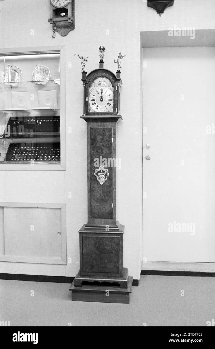 Grandfather clock in a jewelry store., Whizgle News from the Past, Tailored for the Future. Explore historical narratives, Dutch The Netherlands agency image with a modern perspective, bridging the gap between yesterday's events and tomorrow's insights. A timeless journey shaping the stories that shape our future Stock Photo