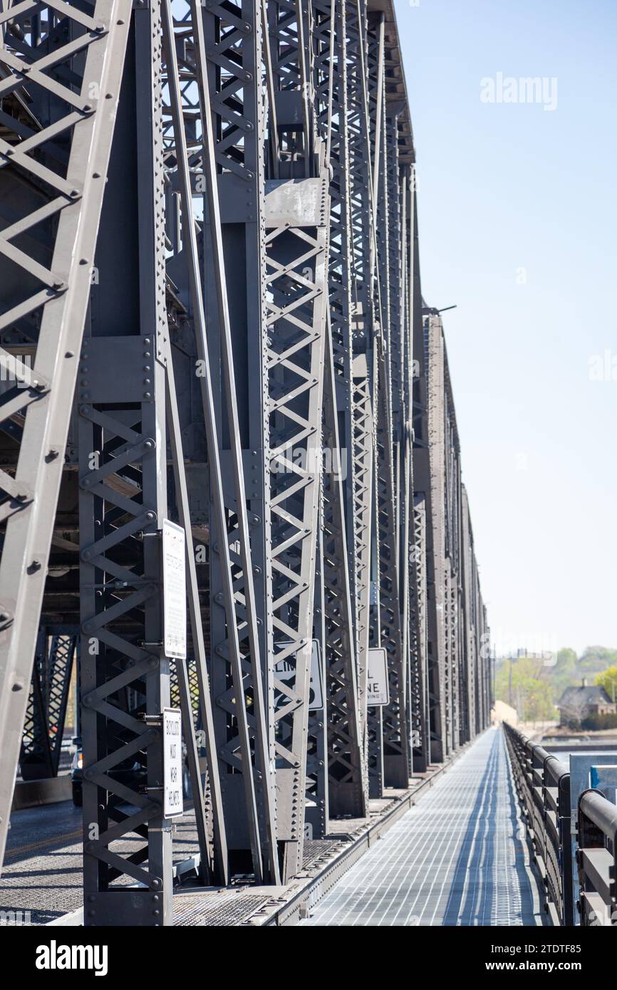 Steel bridge crossing the Mississippi River Stock Photo Alamy