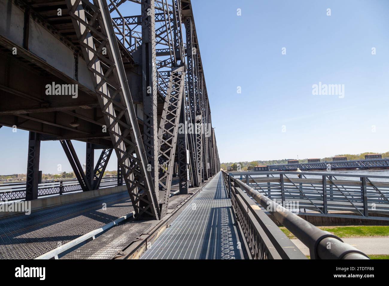 Steel bridge crossing the Mississippi River Stock Photo Alamy