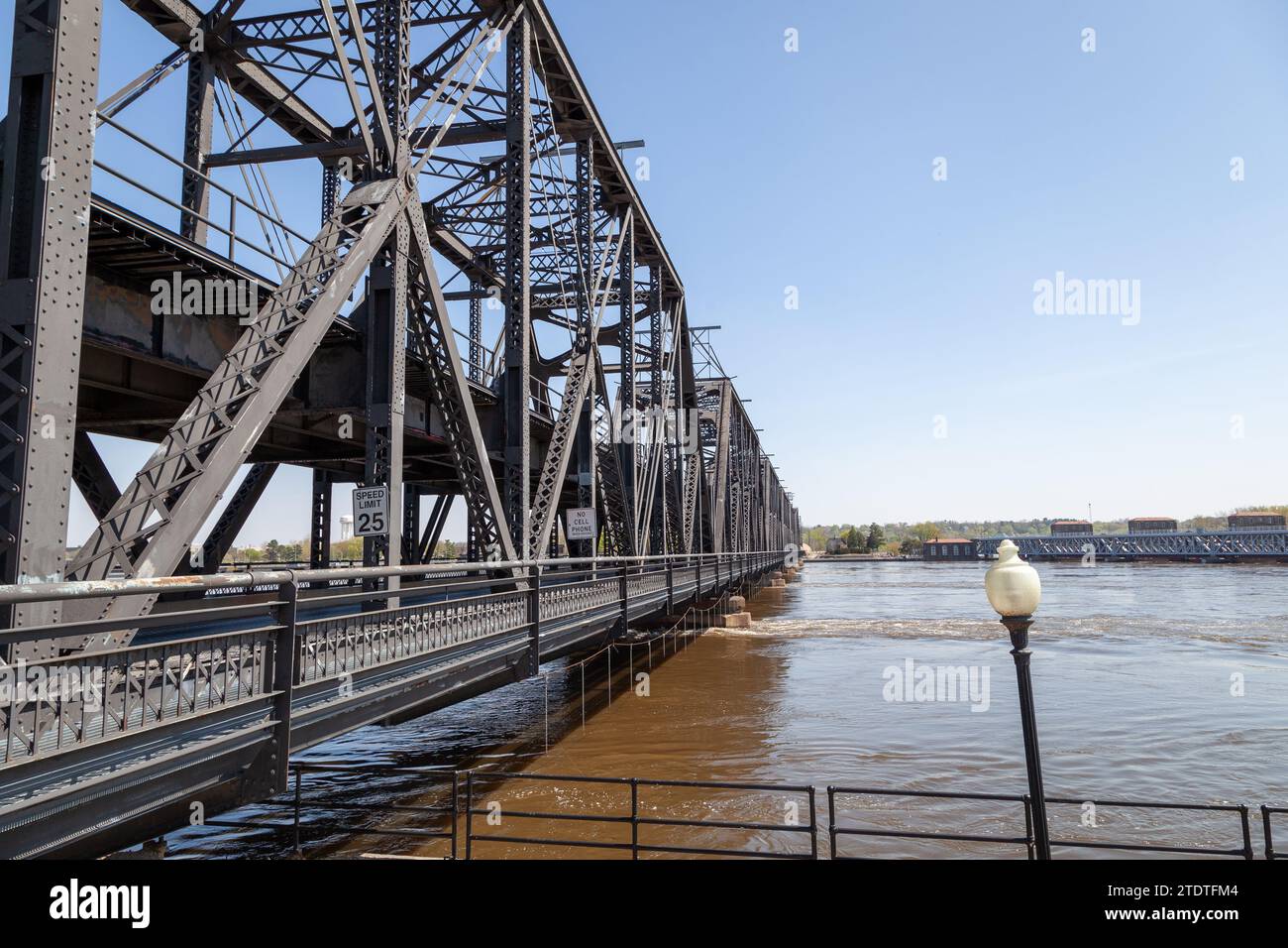 Steel bridge crossing the Mississippi River Stock Photo Alamy