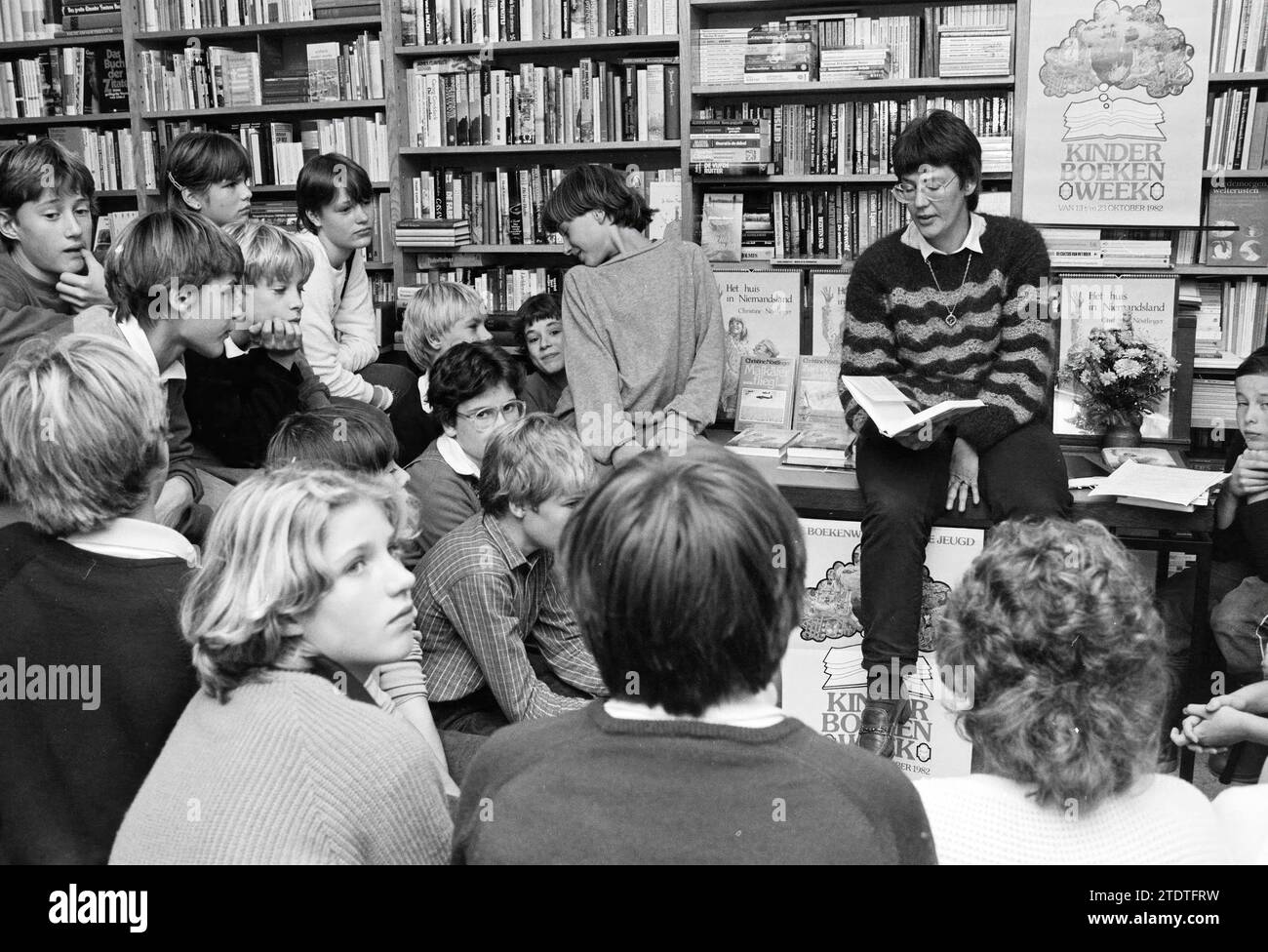Children's Book Week, storytelling at Willa Reinke, Books and booksellers, 13-10-1982, Whizgle News from the Past, Tailored for the Future. Explore historical narratives, Dutch The Netherlands agency image with a modern perspective, bridging the gap between yesterday's events and tomorrow's insights. A timeless journey shaping the stories that shape our future Stock Photo