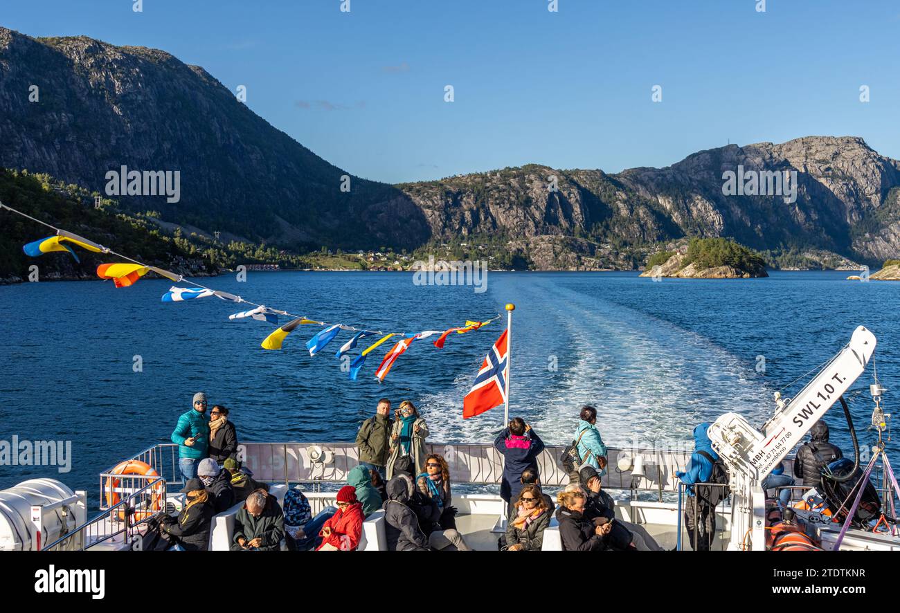 Stavanger, Norway, personas en la cubierta de un barco disfrutando del paisaje en el Fiordo de la Luz o Lysefjord Stock Photo