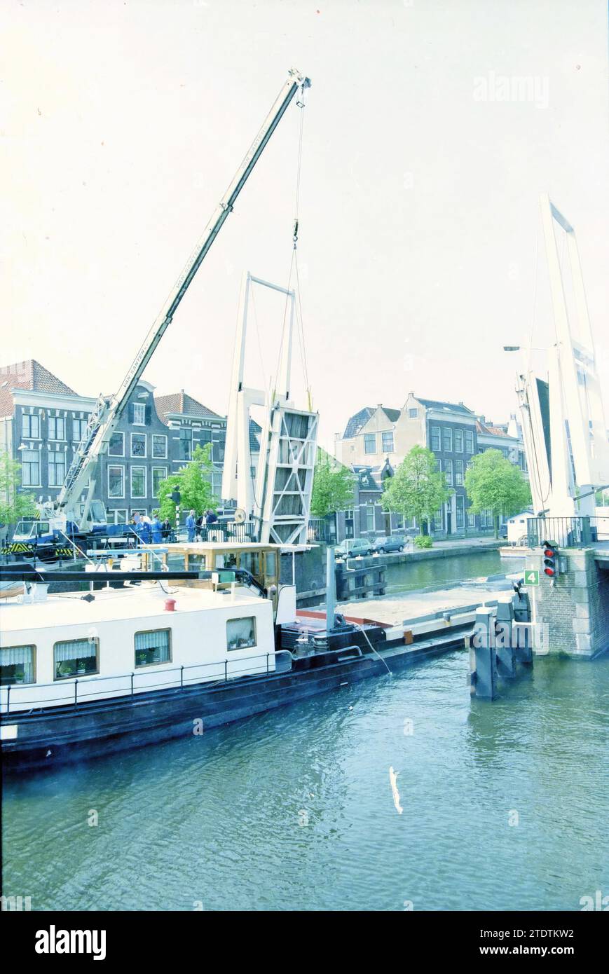 Gravesteen bridge broken, Haarlem, The Netherlands, 15-05-1997, Whizgle News from the Past, Tailored for the Future. Explore historical narratives, Dutch The Netherlands agency image with a modern perspective, bridging the gap between yesterday's events and tomorrow's insights. A timeless journey shaping the stories that shape our future Stock Photo
