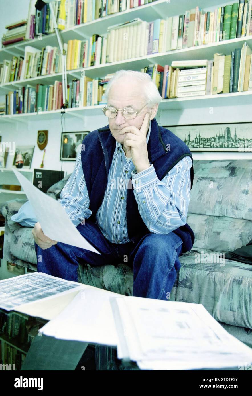 Dirk Verkijk busy with research, 30-01-2001, Whizgle News from the Past, Tailored for the Future. Explore historical narratives, Dutch The Netherlands agency image with a modern perspective, bridging the gap between yesterday's events and tomorrow's insights. A timeless journey shaping the stories that shape our future Stock Photo