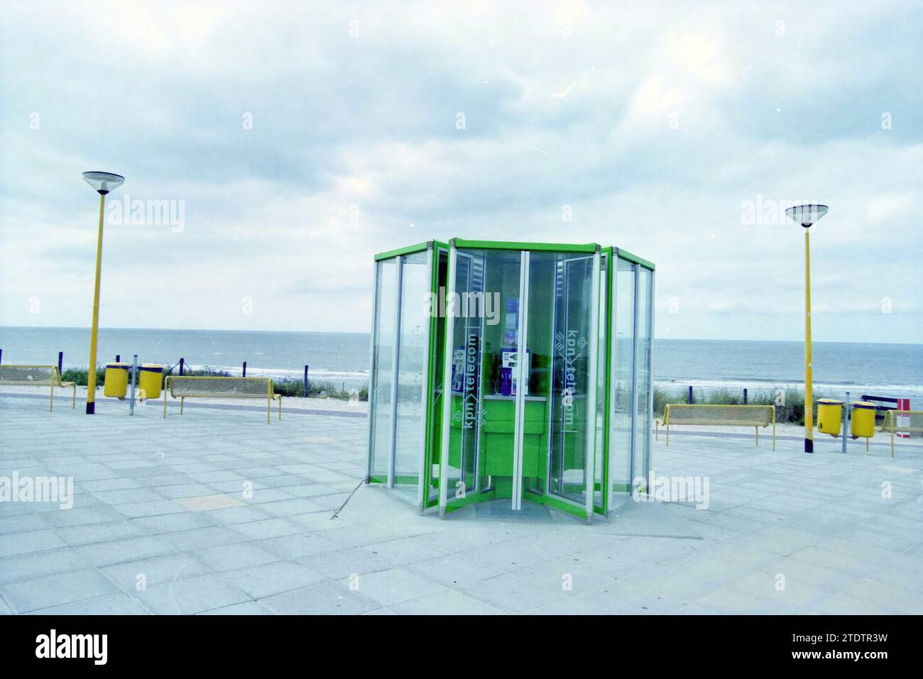Telephone booths, Bloemendaal aan Zee, Bloemendaal, 06-07-2000, Whizgle News from the Past, Tailored for the Future. Explore historical narratives, Dutch The Netherlands agency image with a modern perspective, bridging the gap between yesterday's events and tomorrow's insights. A timeless journey shaping the stories that shape our future Stock Photo