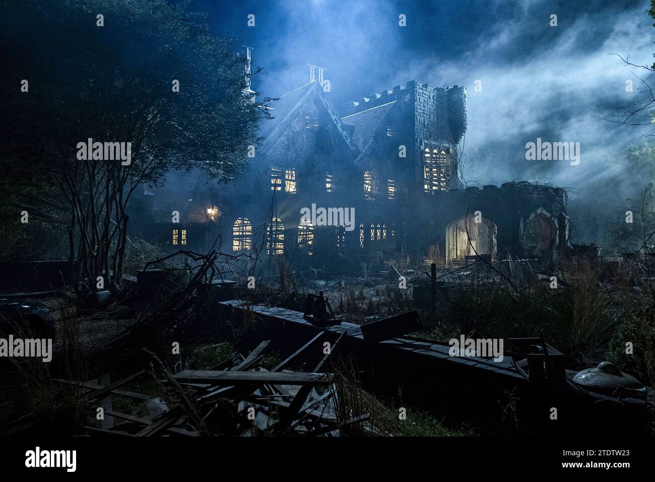 The Haunting of Hill House (2018) directed by Mike Flanagan and starring Michiel Huisman, Carla Gugino and Henry Thomas. TV series that flashes between the past and present revealing a fractured family confronting haunting memories of their old home and the terrifying events that drove them from it.   Publicity still ***EDITORIAL USE ONLY*** Credit: BFA / Netflix Stock Photo