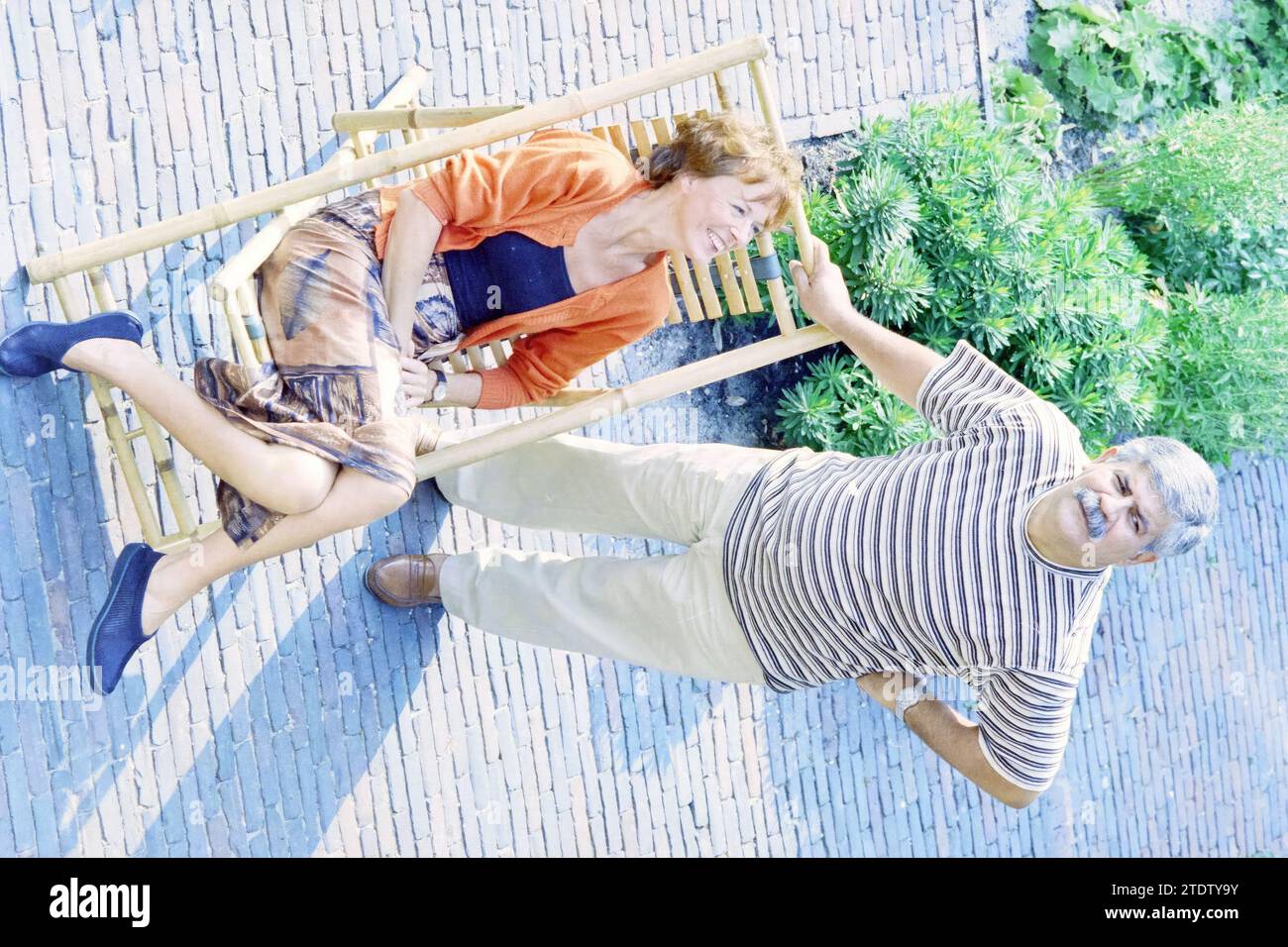 Man (standing) and woman (sitting) in garden, 21-08-1995, Whizgle News from the Past, Tailored for the Future. Explore historical narratives, Dutch The Netherlands agency image with a modern perspective, bridging the gap between yesterday's events and tomorrow's insights. A timeless journey shaping the stories that shape our future Stock Photo