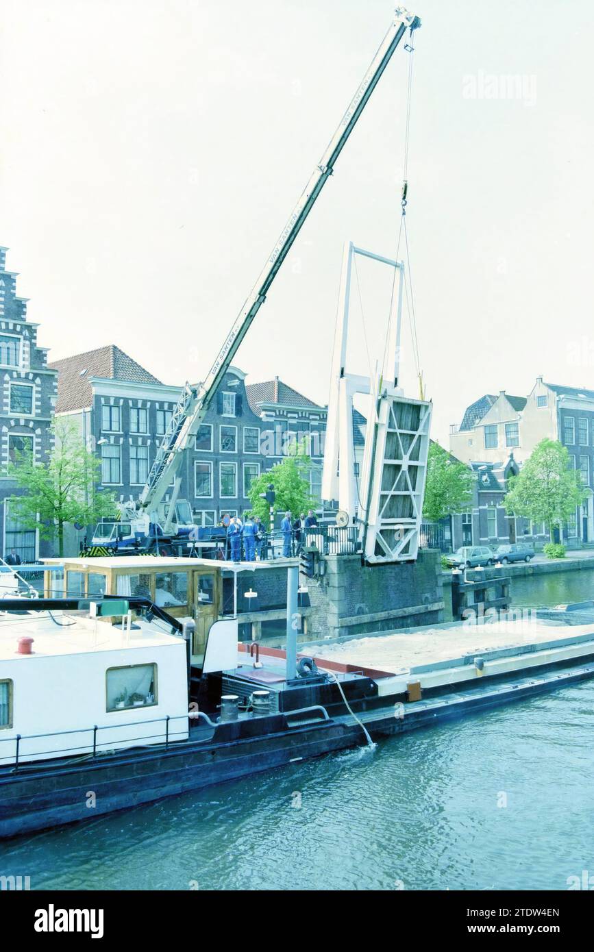 Gravesteen bridge broken, Haarlem, The Netherlands, 15-05-1997, Whizgle News from the Past, Tailored for the Future. Explore historical narratives, Dutch The Netherlands agency image with a modern perspective, bridging the gap between yesterday's events and tomorrow's insights. A timeless journey shaping the stories that shape our future Stock Photo