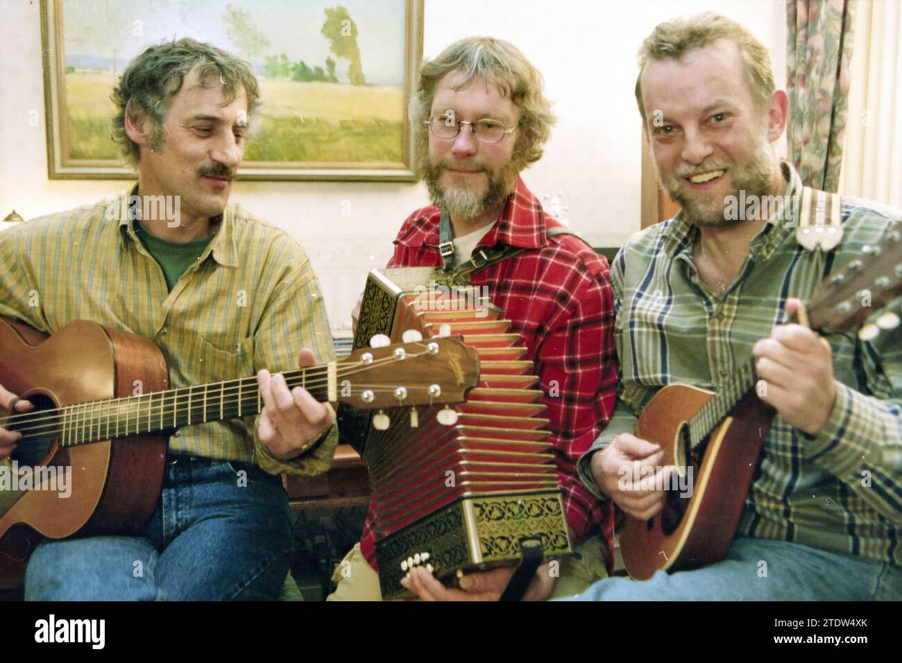 Folk trio Whetstone, Velserbroek, 22-02-1998, Whizgle News from the Past, Tailored for the Future. Explore historical narratives, Dutch The Netherlands agency image with a modern perspective, bridging the gap between yesterday's events and tomorrow's insights. A timeless journey shaping the stories that shape our future Stock Photo