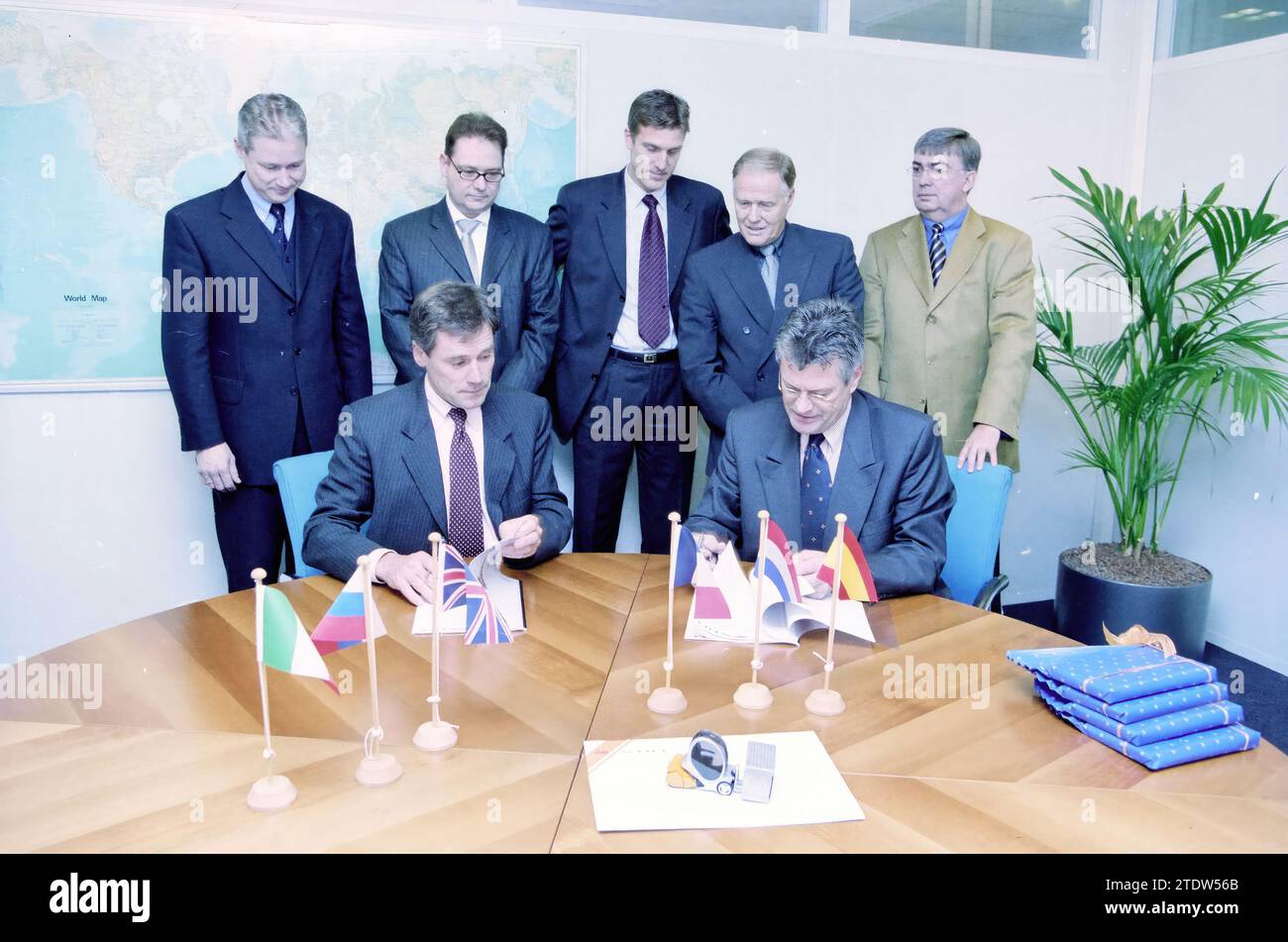 Sign contract shell hi-res stock photography and images - Alamy