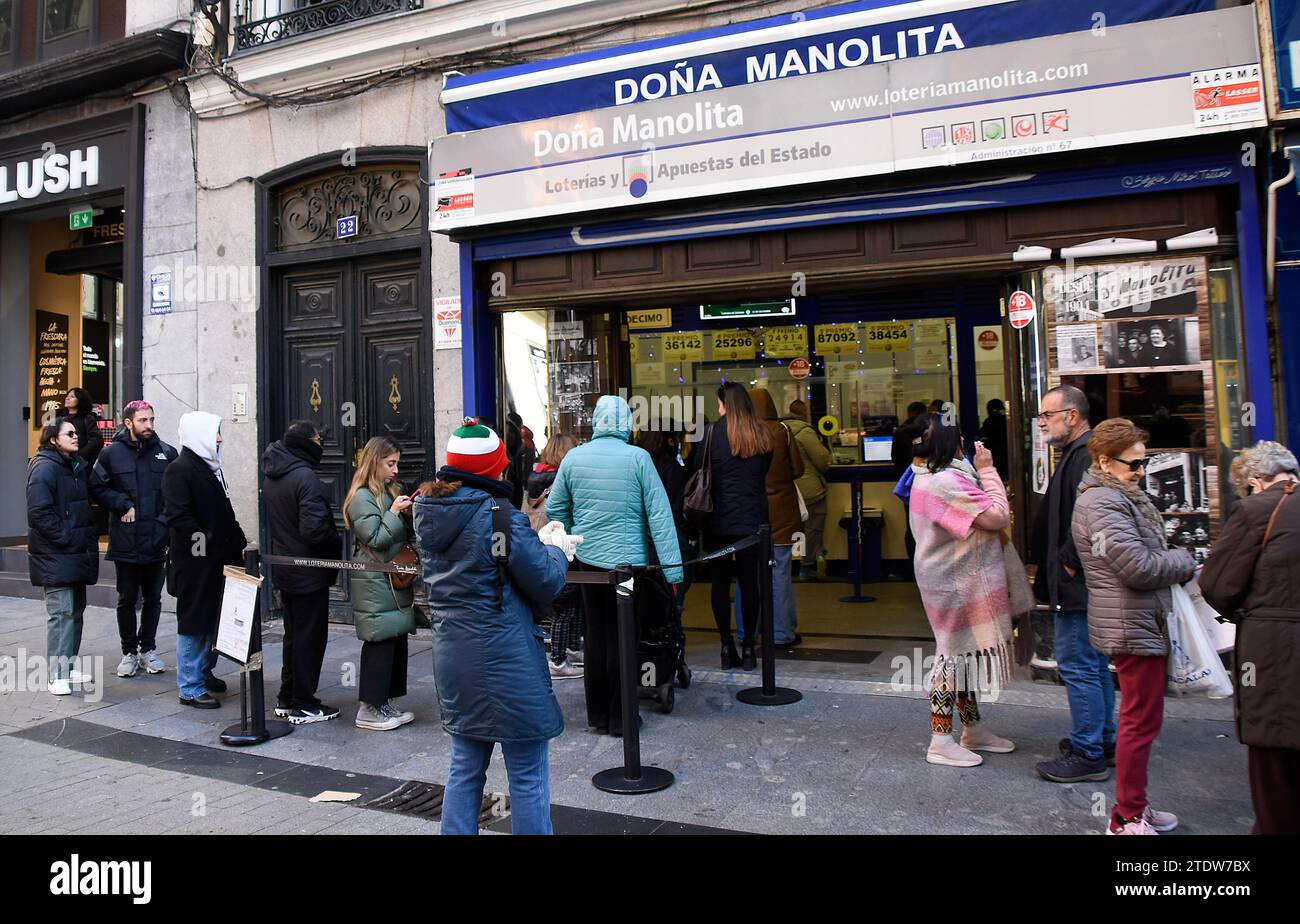 Madrid, Madrid, Spain. 19th Dec, 2023. People waiting to buy the traditional Christmas lottery