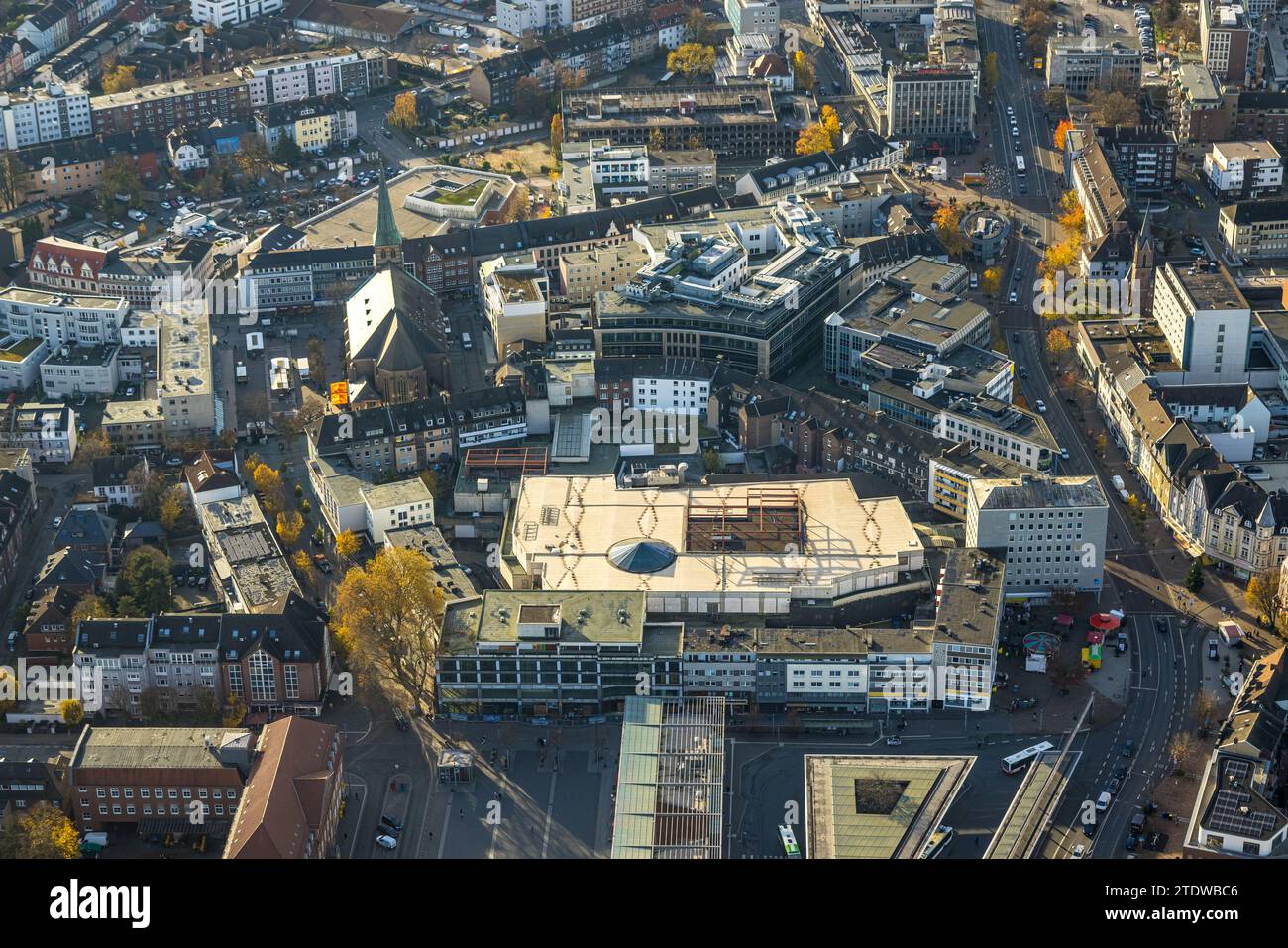 Aerial view, City overview with Hansa-Zentrum shopping center, Pferdemarkt and St. Cyriakus catholic church, surrounded by autumnal deciduous trees, o Stock Photo