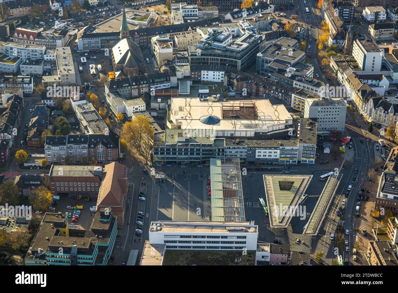 Aerial view, City overview with Hansa-Zentrum shopping center, Pferdemarkt and St. Cyriakus catholic church, surrounded by autumnal deciduous trees, o Stock Photo