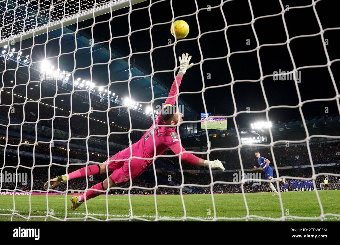 Chelsea's Conor Gallagher scores in the penalty shoot out past Newcastle United goalkeeper Martin Dubravka during the Carabao Cup quarter final match at Stamford Bridge, London. Picture date: Tuesday December 19, 2023. Stock Photo