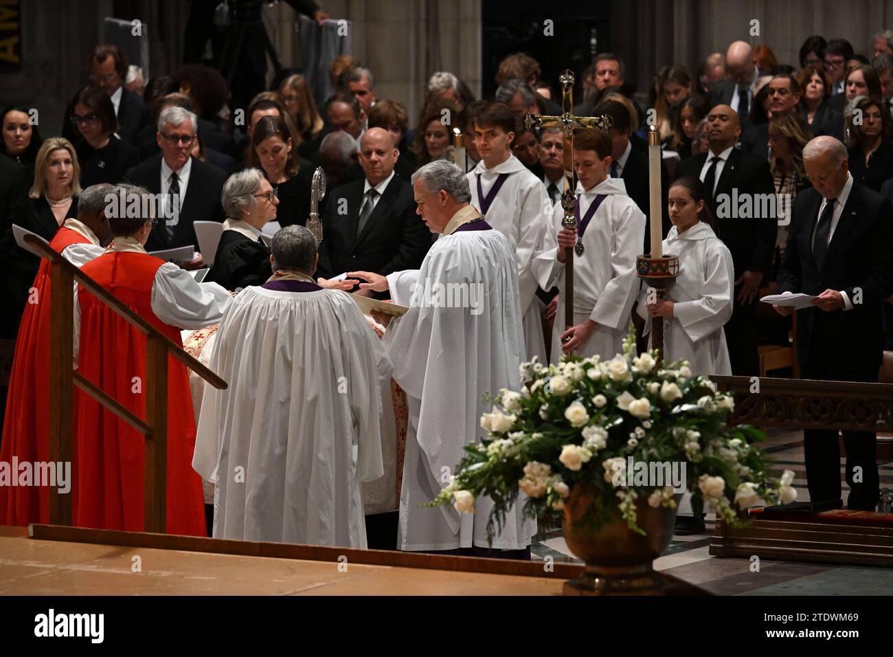 Washington, DC, US, December 19, 2023. Celebrants pray over the remains of former Associate Justice of the Supreme Court Sandra Day O'Connor during her funeral service at the National Cathedral in Washington, DC, on December 19, 2023. O'Connor, the first woman US Supreme Court justice, died on December 1, 2023 at 93 of complications related to advanced dementia and a respiratory illness. She served as one of the nine justices on the court until 2006 and wielded enormous influence as a crucial 'swing vote' in a court evenly divided between liberals and conservatives. Credit: Jim Watson/Pool via Stock Photo