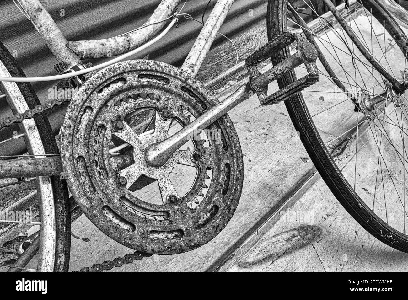 Vintage bicycle black and white hi-res stock photography and images - Alamy