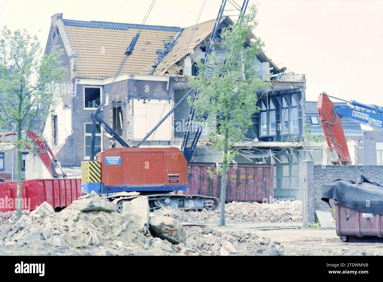Demolition of J.H.V.U complex, 22-05-1996, Whizgle News from the Past, Tailored for the Future. Explore historical narratives, Dutch The Netherlands agency image with a modern perspective, bridging the gap between yesterday's events and tomorrow's insights. A timeless journey shaping the stories that shape our future Stock Photo