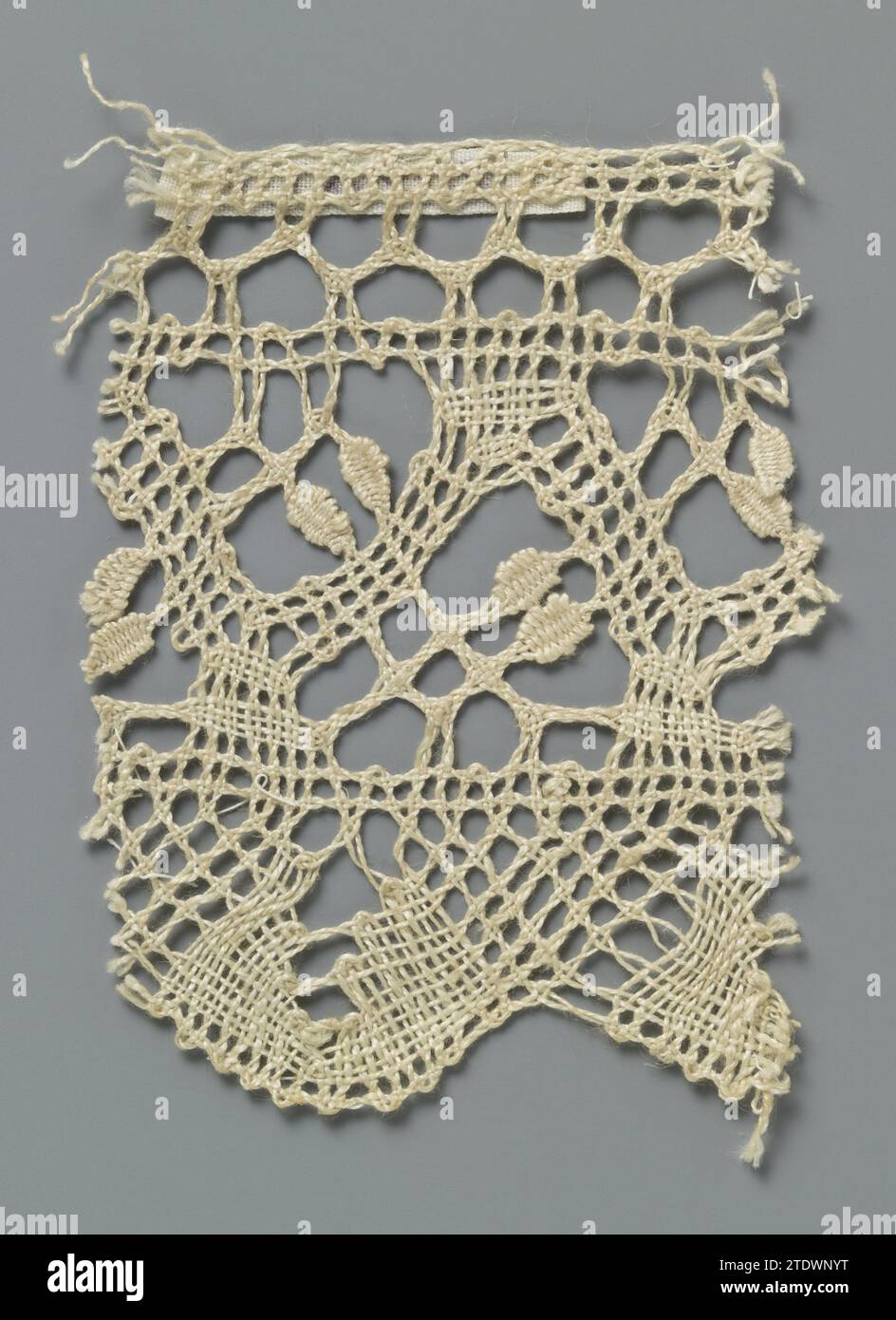 Strip bobbin with fan shell under a pattern with a zigzag and leaf ...