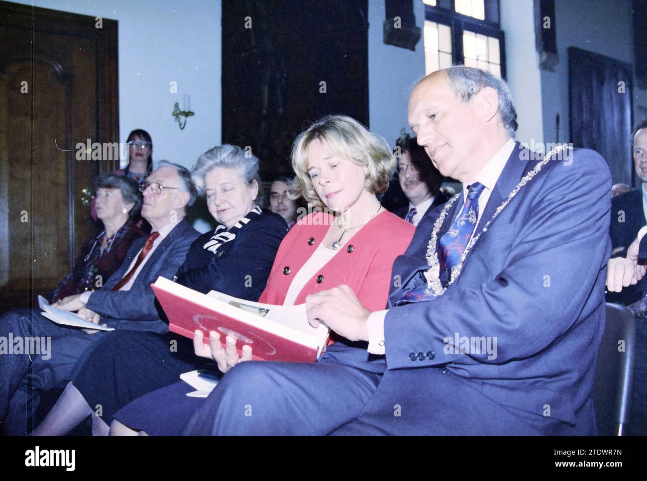 Presentation of book Haarlem 750 years to (former) mayors and (former) commissioners of the Queen in the town hall, Haarlem, Grote Markt, The Netherlands, 30-03-1995, Whizgle News from the Past, Tailored for the Future. Explore historical narratives, Dutch The Netherlands agency image with a modern perspective, bridging the gap between yesterday's events and tomorrow's insights. A timeless journey shaping the stories that shape our future Stock Photo