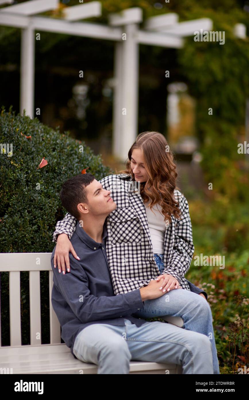 Romantic couple kiss on bench in city park hi-res stock photography and ...