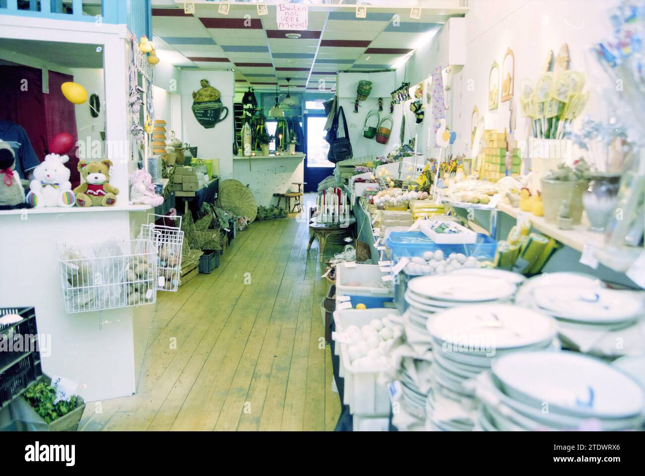 Dirk Boterbloem, outlet market in store, 04012003, Whizgle News from