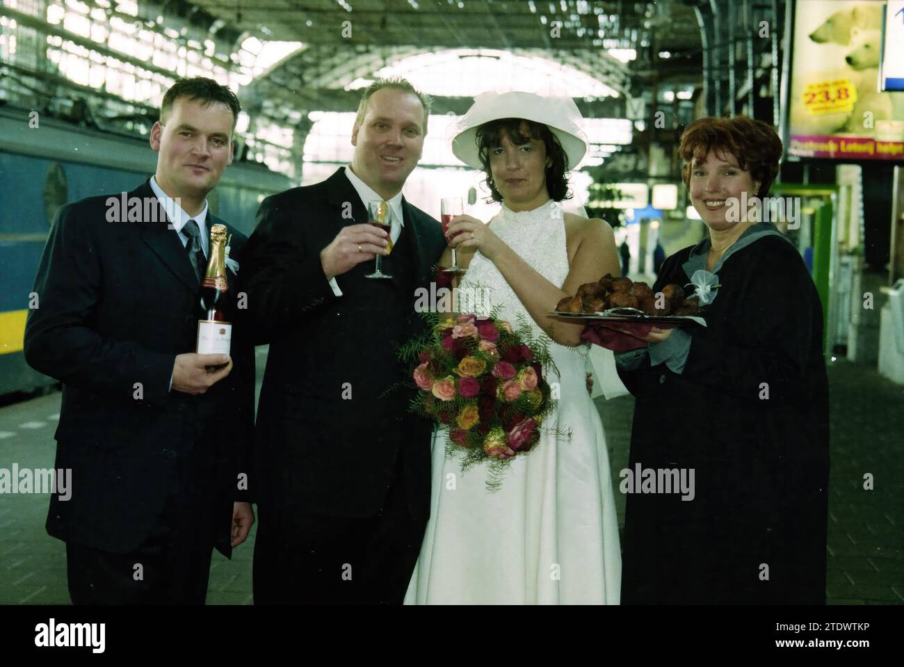 1998 couple hi-res stock photography and images - Page 2 - Alamy, image size:1300x959