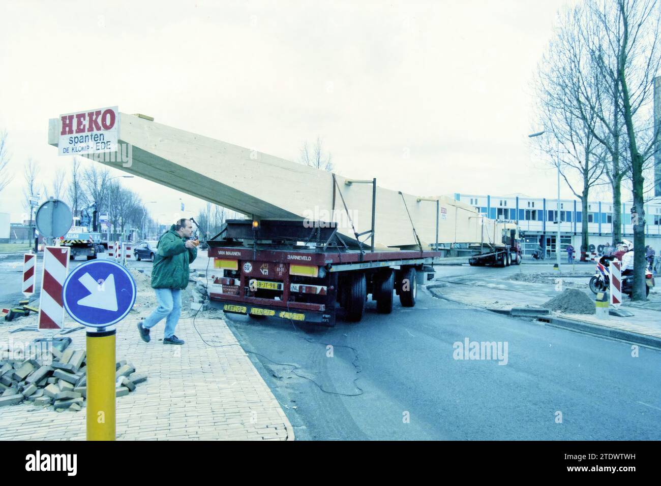 Installation + transport of 34 meters of trusses, 25-02-1996, Whizgle News from the Past, Tailored for the Future. Explore historical narratives, Dutch The Netherlands agency image with a modern perspective, bridging the gap between yesterday's events and tomorrow's insights. A timeless journey shaping the stories that shape our future Stock Photo