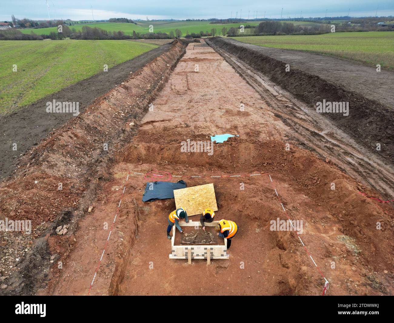 19.12.2023 Sachsen Anhalt Sachsen-Anhalt LDSA Landesamt für Archäologie und Denkmalpflege in SA Ausgrabung Archäologen im Zusammenhang mit der Errichtung des SuedOstLinks zwischen Wolmirstedt bei Magdeburg und dem Standort Isar in Bayern führt das Landesamt für Denkmalpflege und Archäologie Sachsen-Anhalt derzeit archäologische Ausgrabungen durch. Innerhalb des Trassenkorridors wird westlich des Ortes Sieglitz SLK in der Gemeinde Domnitz SK zurzeit ein Gräberfeld der Glockenbecherkultur dokumentiert. Unter den Befunden sticht eine Dreifachbestattung mit reichen Beigaben und aufwendigem Grabbau Stock Photo