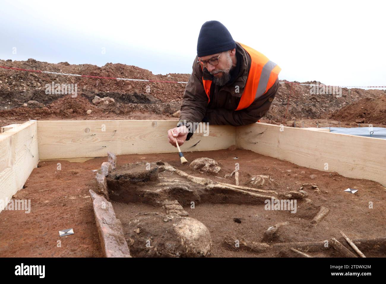 19.12.2023 Sachsen Anhalt Sachsen-Anhalt LDSA Landesamt für Archäologie und Denkmalpflege in SA Ausgrabung Archäologen im Zusammenhang mit der Errichtung des SuedOstLinks zwischen Wolmirstedt bei Magdeburg und dem Standort Isar in Bayern führt das Landesamt für Denkmalpflege und Archäologie Sachsen-Anhalt derzeit archäologische Ausgrabungen durch. Innerhalb des Trassenkorridors wird westlich des Ortes Sieglitz SLK in der Gemeinde Domnitz SK zurzeit ein Gräberfeld der Glockenbecherkultur dokumentiert. Unter den Befunden sticht eine Dreifachbestattung mit reichen Beigaben und aufwendigem Grabbau Stock Photo