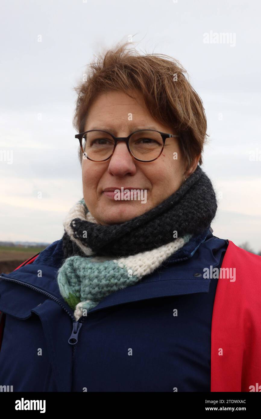 19.12.2023 Sachsen Anhalt Sachsen-Anhalt LDSA Landesamt für Archäologie und Denkmalpflege in SA Ausgrabung Archäologen im Zusammenhang mit der Errichtung des SuedOstLinks zwischen Wolmirstedt bei Magdeburg und dem Standort Isar in Bayern führt das Landesamt für Denkmalpflege und Archäologie Sachsen-Anhalt derzeit archäologische Ausgrabungen durch. Innerhalb des Trassenkorridors wird westlich des Ortes Sieglitz SLK in der Gemeinde Domnitz SK zurzeit ein Gräberfeld der Glockenbecherkultur dokumentiert. Unter den Befunden sticht eine Dreifachbestattung mit reichen Beigaben und aufwendigem Grabbau Stock Photo