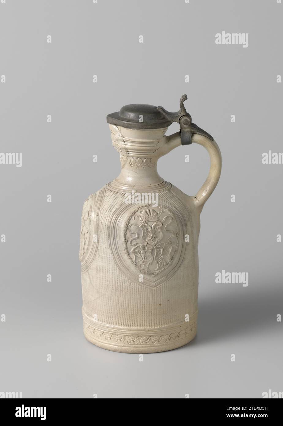 Jug with three coats of arms in medallions, anonymous, c. 1596 - c. 1605 Can be made of stoneware on the standing surface with a cylindrical body, round shoulder and narrow neck with pinched spout. The C-shaped ear is attached to the neck and shoulder. Profiles on the neck, shoulder and belly. The belly is covered with horizontally taken lines. In this, it is saved three times a Ingrift Medallon containing a printed and imposed medallion with three weapons (government weapons, family crest von Merlan and the coat of arms of the city of Nuremberg) and the date '1596'. Just above the foot a stam Stock Photo