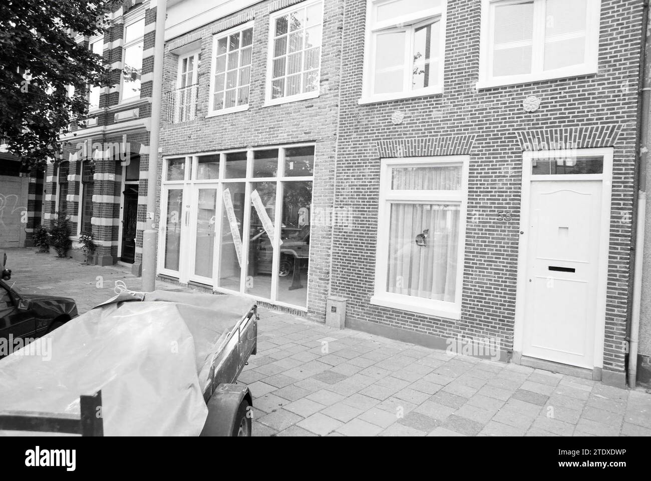 Illegally renovated, Nassaulaan 60-62, Haarlem, Nassaulaan, The Netherlands, 18-08-1993, Whizgle News from the Past, Tailored for the Future. Explore historical narratives, Dutch The Netherlands agency image with a modern perspective, bridging the gap between yesterday's events and tomorrow's insights. A timeless journey shaping the stories that shape our future. Stock Photo