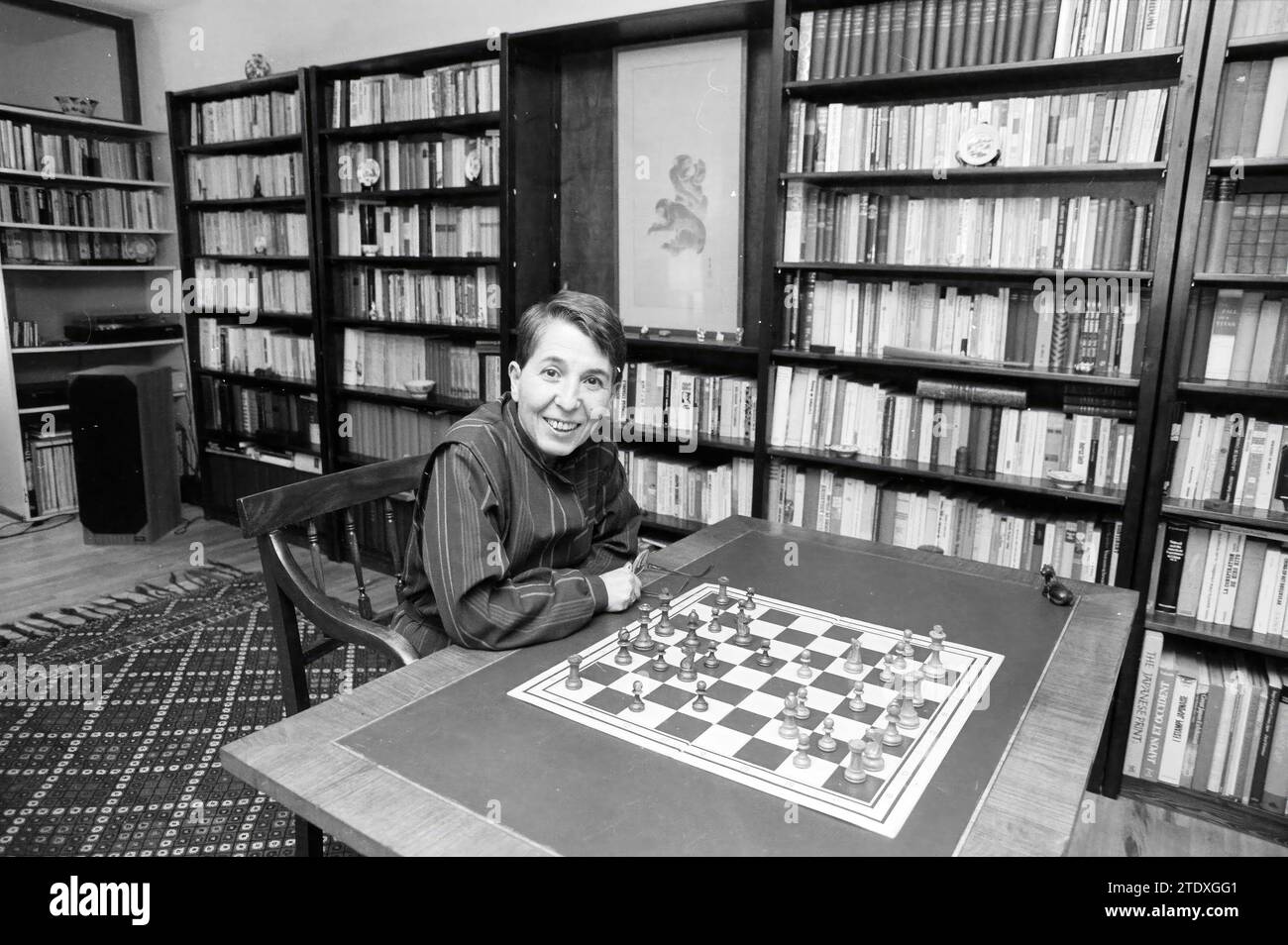 Chess player Mrs. Van der Meye, Chess, 21-12-1988, Whizgle News from the Past, Tailored for the Future. Explore historical narratives, Dutch The Netherlands agency image with a modern perspective, bridging the gap between yesterday's events and tomorrow's insights. A timeless journey shaping the stories that shape our future. Stock Photo