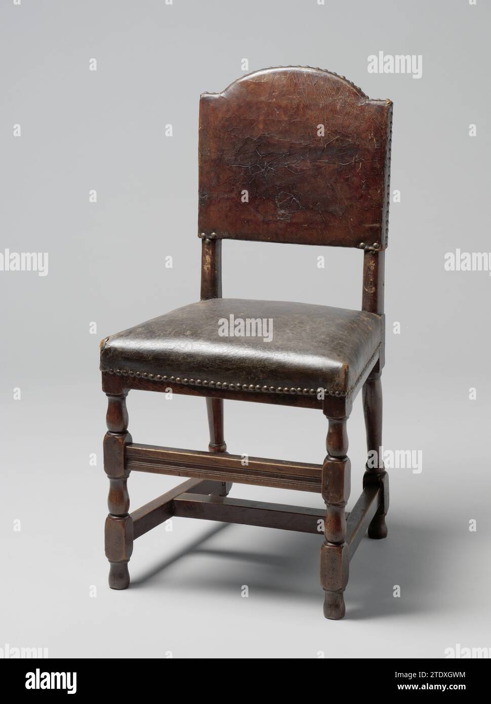 Eikhout chair with a seat and back of leather, anonymous, 1675 1700