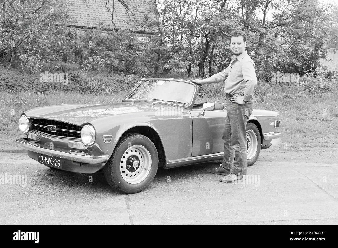 Man and car Triumph Spitfire TR6, 23-05-1983, Whizgle News from the Past, Tailored for the Future. Explore historical narratives, Dutch The Netherlands agency image with a modern perspective, bridging the gap between yesterday's events and tomorrow's insights. A timeless journey shaping the stories that shape our future. Stock Photo