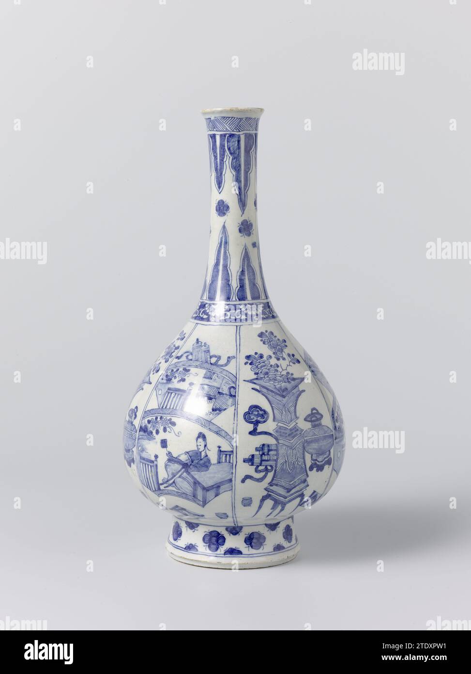 Vase, the Greek A, c. 1722 - c. 1757 Vase van Faience after the example of the Chinese porcelain from the Kangxi period. Delft . Vase van Faience after the example of the Chinese porcelain from the Kangxi period. Delft . Stock Photo