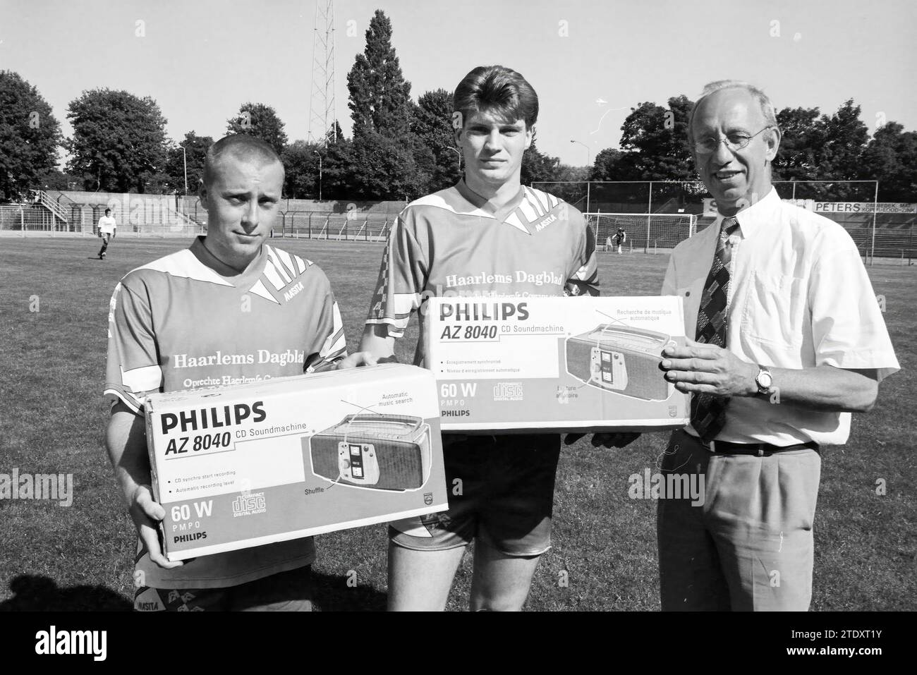 Haarlem players with Philips radio during the Haarlem-Kennemerland amateurs match, 03-08-1996, Whizgle News from the Past, Tailored for the Future. Explore historical narratives, Dutch The Netherlands agency image with a modern perspective, bridging the gap between yesterday's events and tomorrow's insights. A timeless journey shaping the stories that shape our future. Stock Photo